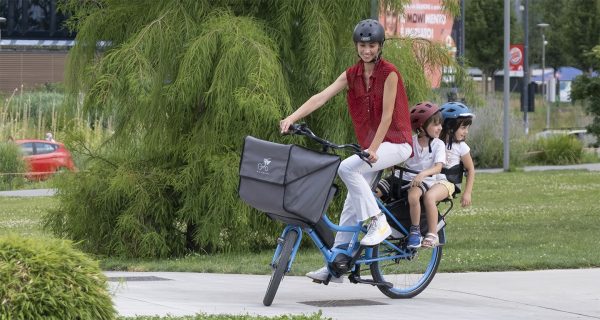 Bici Capace -Classicona con 2 bimbi nel portapacchi posteriore - Facilità di manovra